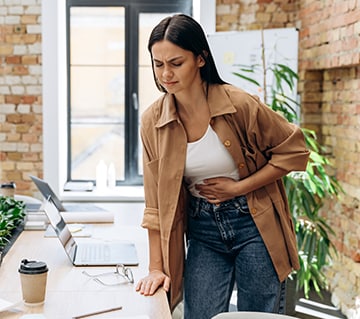 Mujer con dolor menstrual